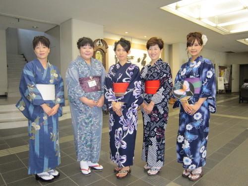 浴衣姿の女性5人が両手を合わせ記念写真